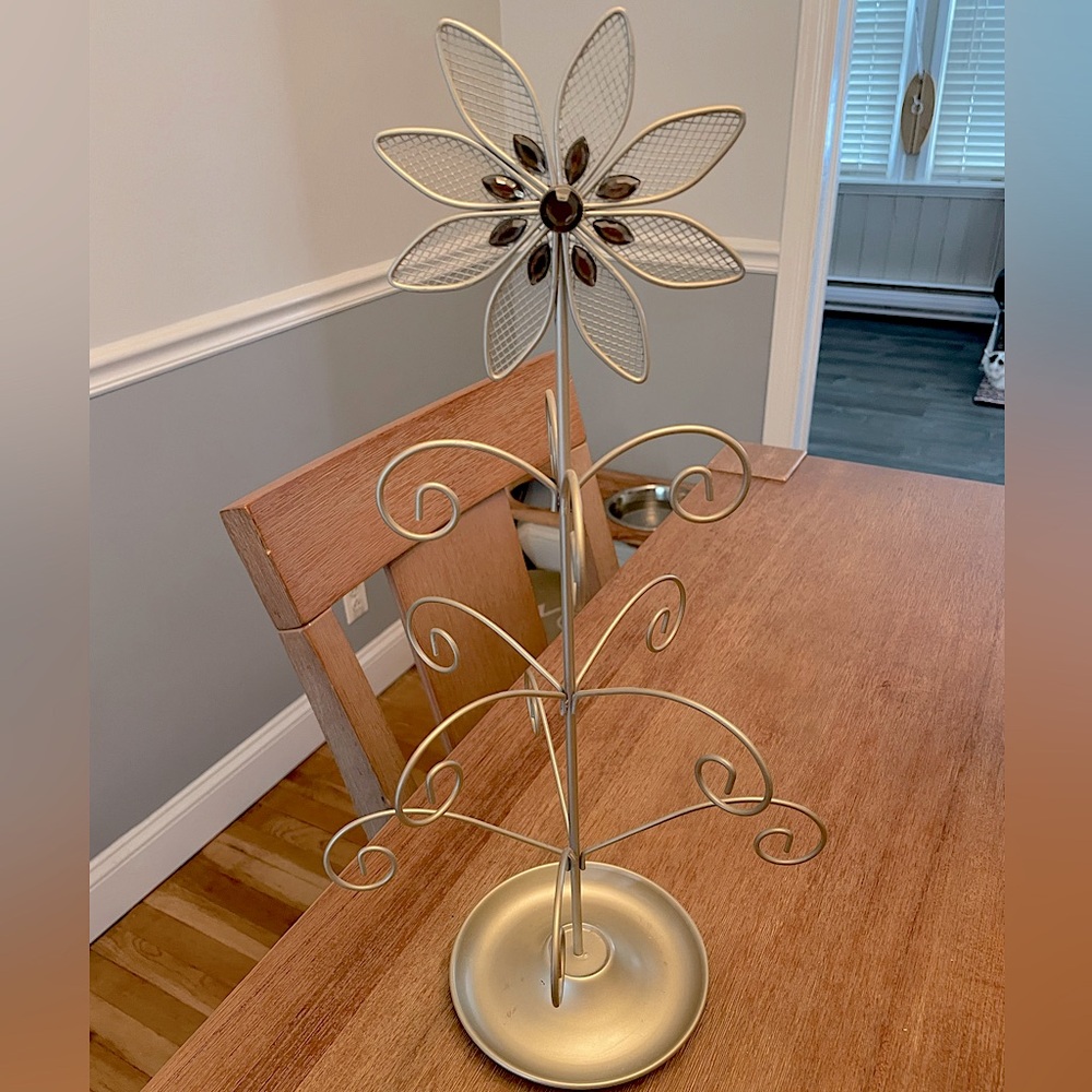 Gorgeous jewelry holder/stand!